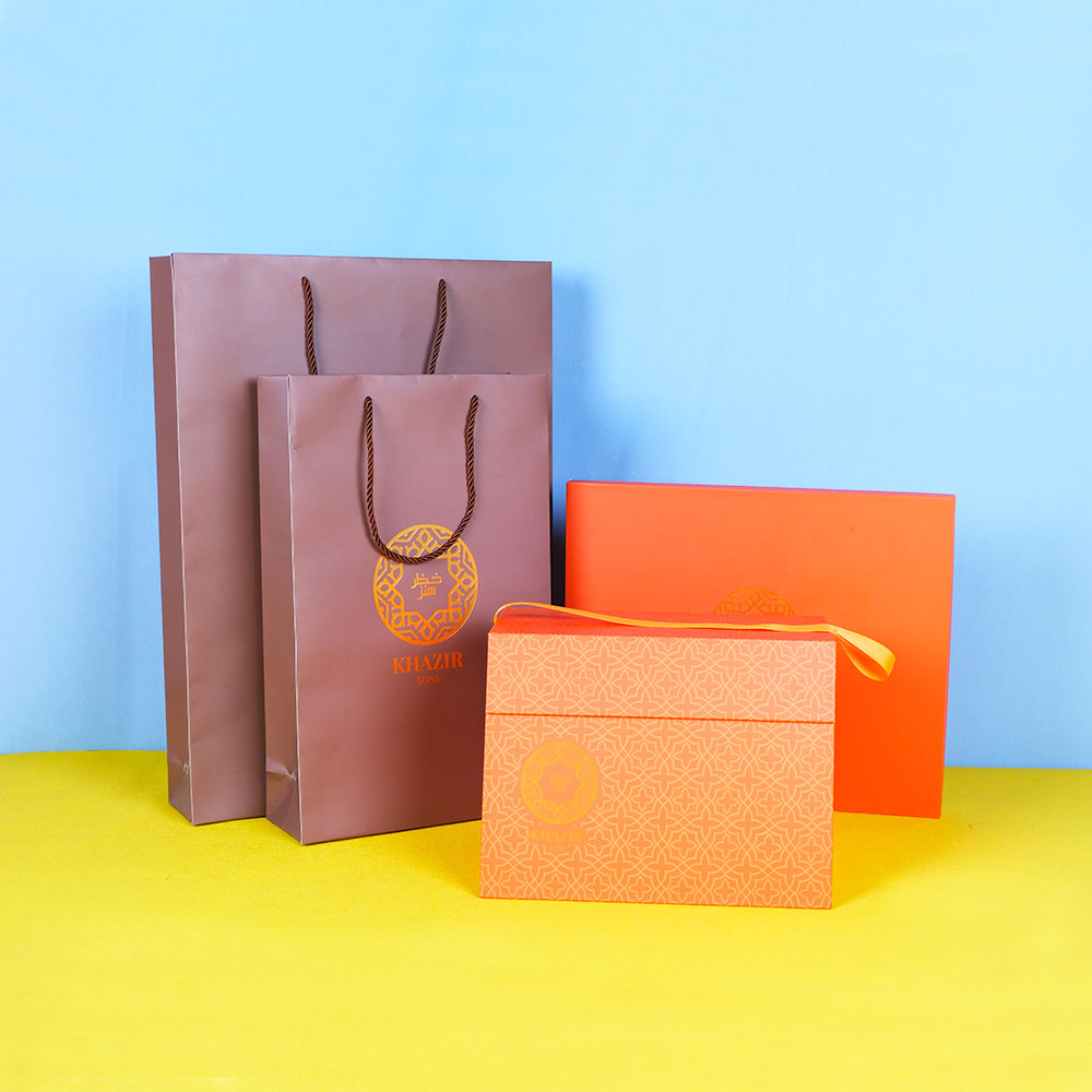 Box Printing Customised Environment Friendly Full Print Laminated Hot Stamping Paper Bags with Rope Handle