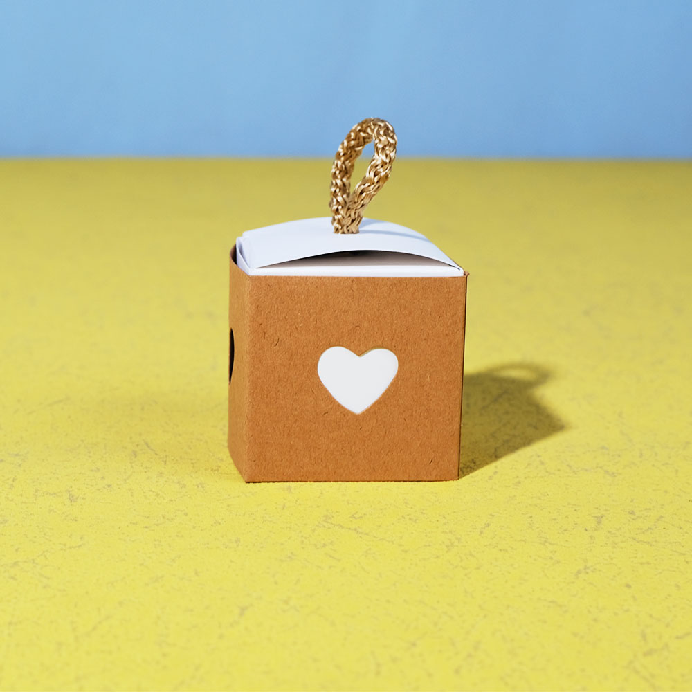 Box Printing Customized Candy Macaron Chocolate Gift Box White Cardboard Kraft Paper Hollow-out Love Boxes with Handle